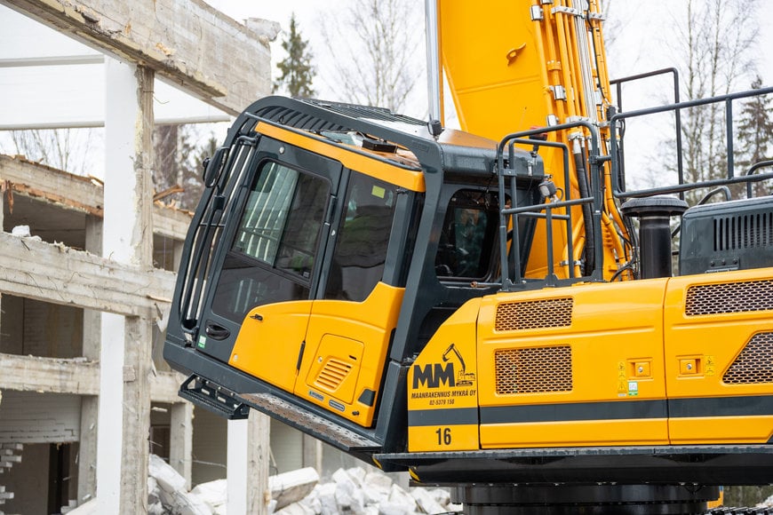 High and Mighty Hyundai HX520L makes light work of demolishing Finnish College
